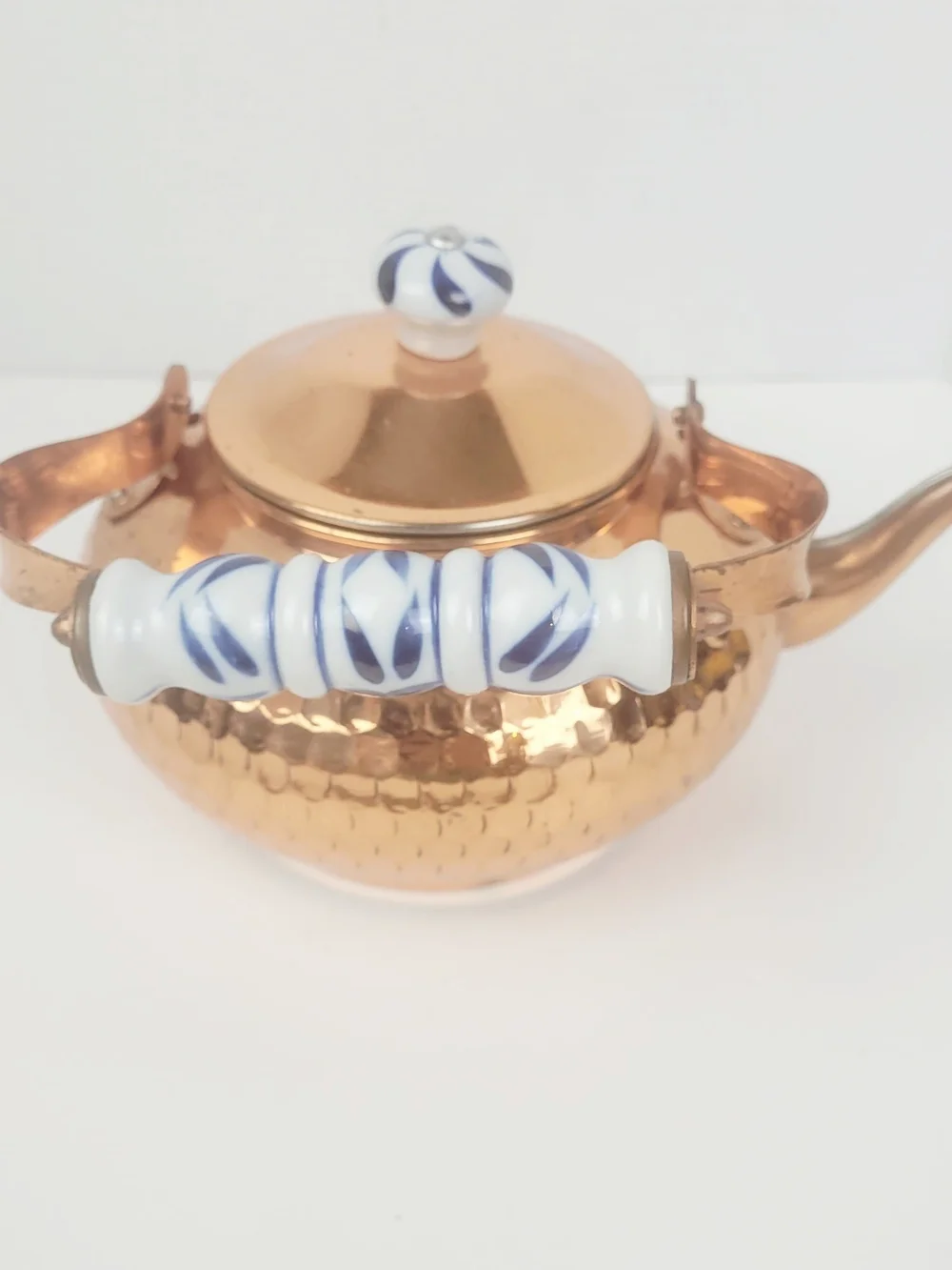Vtg 80s~Benjamin & Medwin Hammered Copper Tea Kettle Blue/White Ceramic Handle